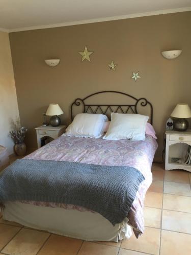 une chambre avec un lit avec des étoiles sur le mur dans l'établissement Villa sur Bandol, à Bandol