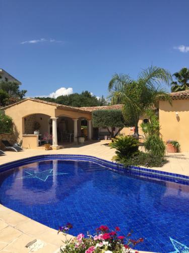 - une piscine en face d'une maison dans l'établissement Villa sur Bandol, à Bandol