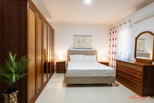 1 dormitorio con cama, tocador y espejo en A pretty holiday home in Malta’s fishing village, en Marsaxlokk