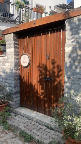 une porte en bois avec un panneau au-dessus dans l'établissement Arden's House, à Bodrum City