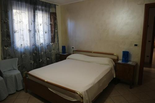 een kleine slaapkamer met een bed en een raam bij Casa Dolce Casa in Vacri