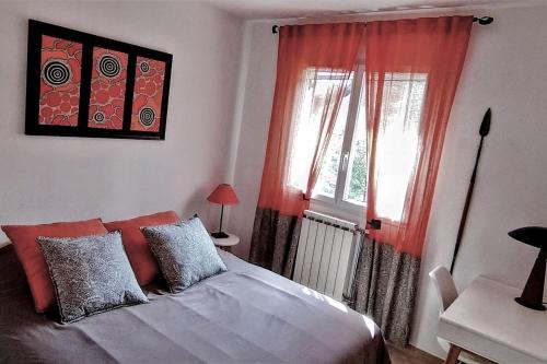 une chambre avec un lit et une fenêtre avec des rideaux rouges dans l'établissement Villa dans un puits de verdure avec piscine résidentielle, à Valbonne