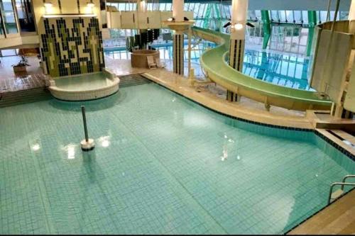 une grande piscine dans un grand bâtiment dans l'établissement Appartement Orcières Merlette, à Orcières
