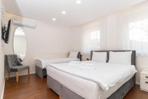 Letto o letti in una camera di Ornament Hotel and Apartments