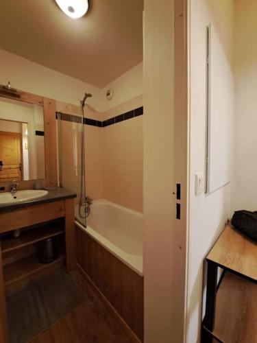 une salle de bain avec une baignoire et un lavabo dans l'établissement Appartement Orcières Merlette, à Orcières