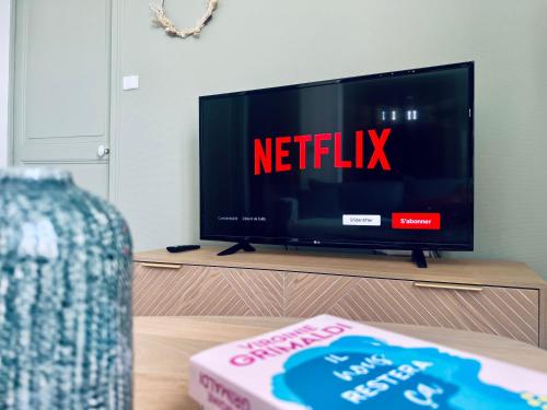 una pantalla de TV con el cartel de netflix. en "Le Charleville", Superbe appartement, gare de Nevers, service premium by PRIMO C0NCIERGERIE, en Nevers