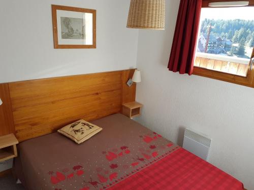 une petite chambre avec un lit et une fenêtre dans l'établissement Appart vue montagne Le Devoluy, à Saint-Étienne-en-Dévoluy