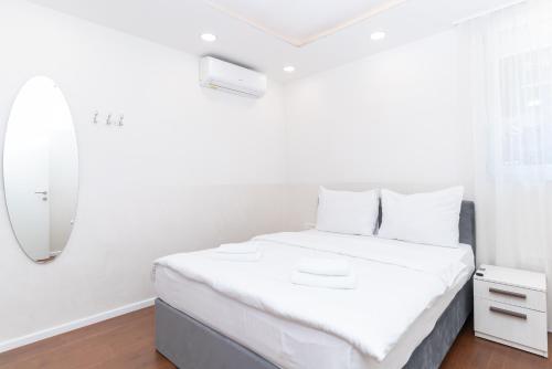 Letto o letti in una camera di Ornament Hotel and Apartments