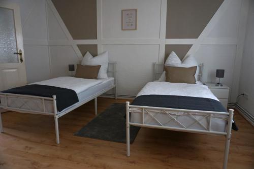 2 Betten nebeneinander in einem Zimmer in der Unterkunft Ferienwohnung Oderwind in Oderberg