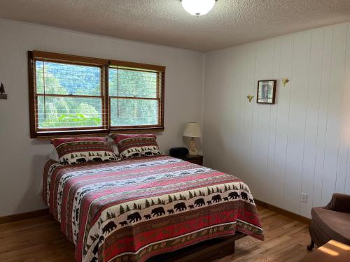 een slaapkamer met een bed en een raam bij Mamaws Mountain View in Fletcher