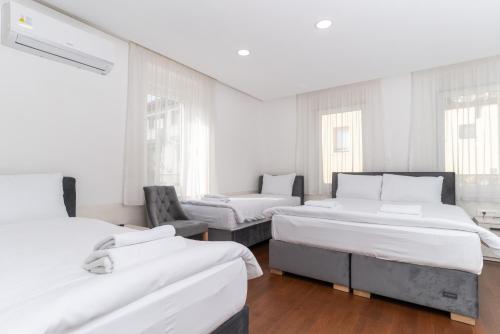 Letto o letti in una camera di Ornament Hotel and Apartments