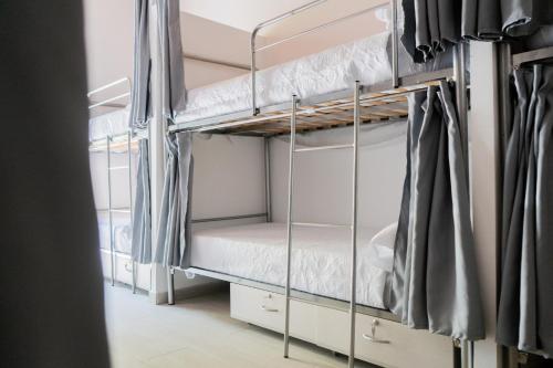מיטה או מיטות קומותיים בחדר ב-HOSTEL PRIME