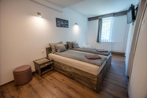 a bedroom with a bed in a room at Pensiunea Flora in Băile Tuşnad