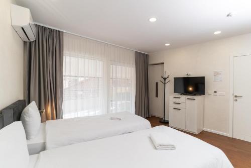 Letto o letti in una camera di Ornament Hotel and Apartments