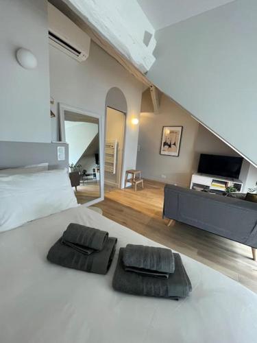 - une chambre avec 2 oreillers noirs sur un lit dans l'établissement Magnifique studio - Louvre Opéra, à Paris