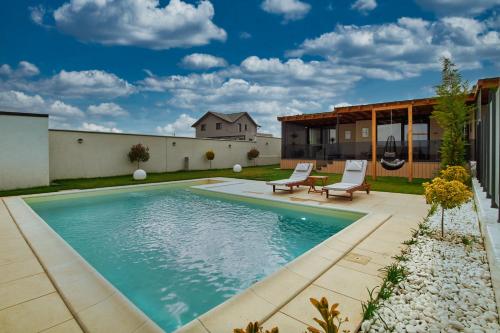 una piscina en el patio trasero de una casa en Peninsula Luxury & Spa, en Năvodari