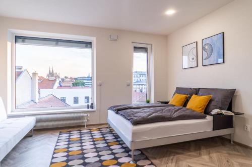 ein Schlafzimmer mit einem Bett und einem großen Fenster in der Unterkunft Brno Center View Apartement A - with self check-in in Brünn