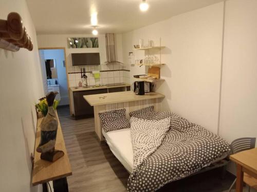 ein Wohnzimmer mit einem Sofa und einer Küche in der Unterkunft Poisson in Isigny-sur-Mer