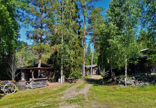 TuorilaにあるNikolain tupa, vanha hirsitaloの小屋前未舗装路