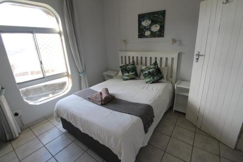 - une petite chambre avec un lit et une fenêtre dans l'établissement Seagull 405, à Margate