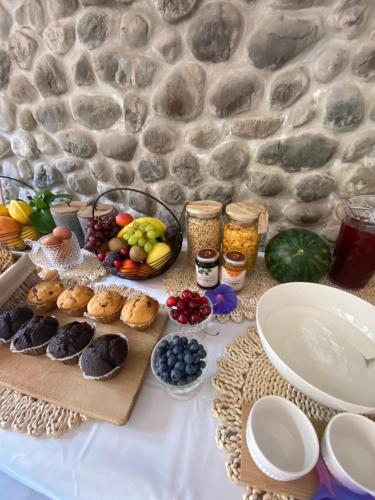 una mesa con un montón de diferentes tipos de comida en Pensione Sorriso, en Vernazza