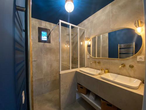une salle de bain avec deux lavabos et un miroir dans l'établissement Villa Campana - Sartène, à Sartène