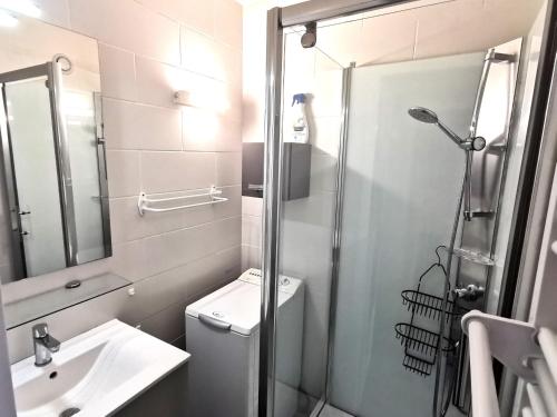 une salle de bain avec toilettes, lavabo et douche dans l'établissement Le Ptit Chaumois - 4 personnes, à Les Sables-dʼOlonne