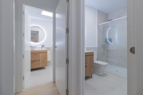 a bathroom with a shower and a toilet and a sink at Apartamento La Previsión in Córdoba