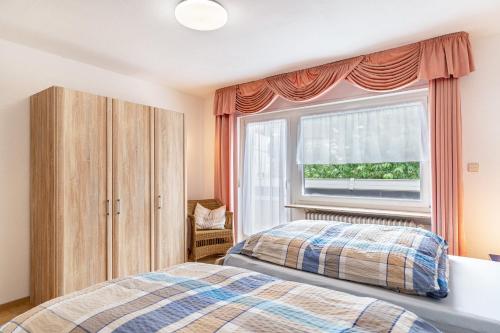 1 dormitorio con 2 camas y ventana en Sonnenschein en Zell am Harmersbach