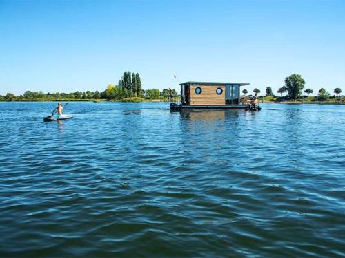 Lovely houseboat in Kinrooi with terrace