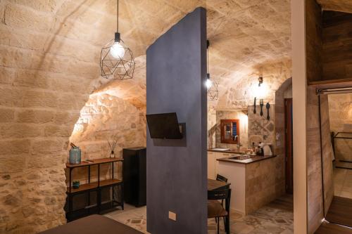 une cuisine et une salle à manger avec un grand mur bleu dans l'établissement Cà del Centro, à Manfredonia
