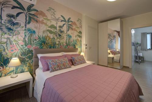 sypialnia z dużym łóżkiem i różowym kocem w obiekcie Villaggio Cristina w mieście Monteodorisio