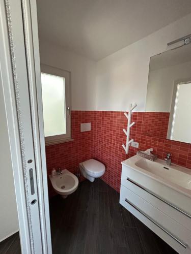コラートにあるA due passi daのバスルーム(白い洗面台、トイレ付)
