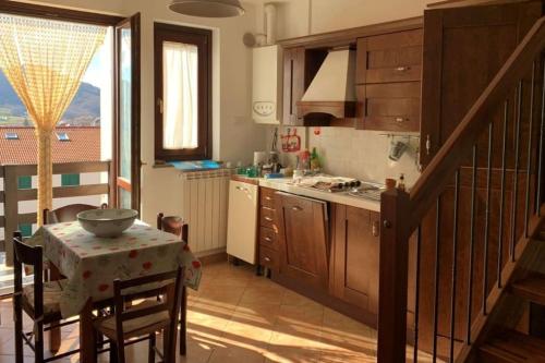 eine Küche mit einem Tisch und eine Küche mit Aussicht in der Unterkunft Duplex nuovo e grazioso in Capracotta