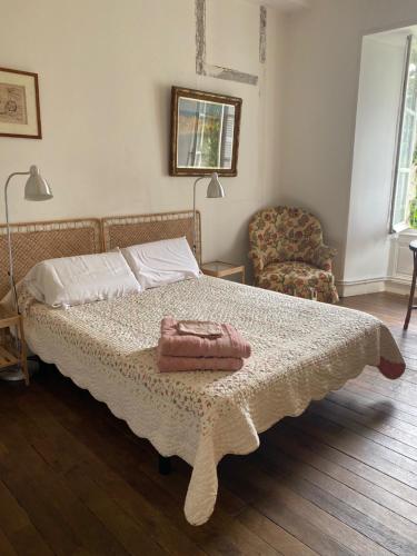 a bedroom with a bed with a blanket and a chair at BB Ling Bellay in Marray