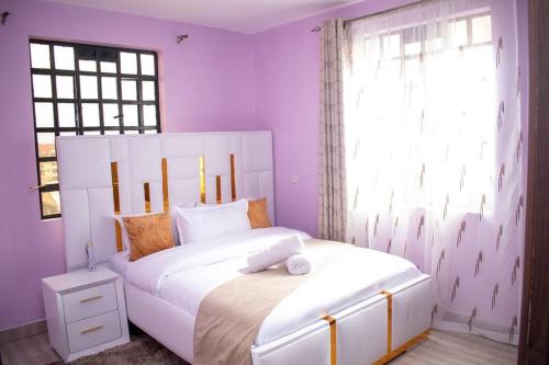 En eller flere senger på et rom på Bracha Furnished Apartments Nakuru City