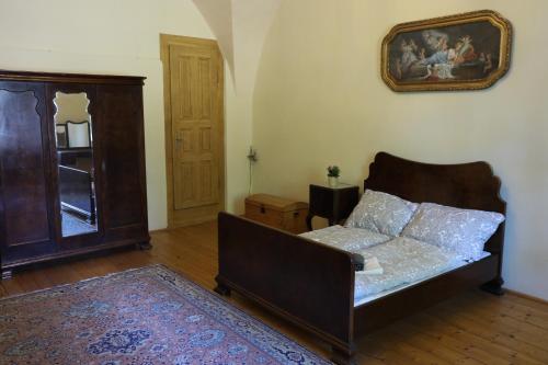 a living room with a couch and a painting on the wall at Zelenohorská pošta in Nepomuk