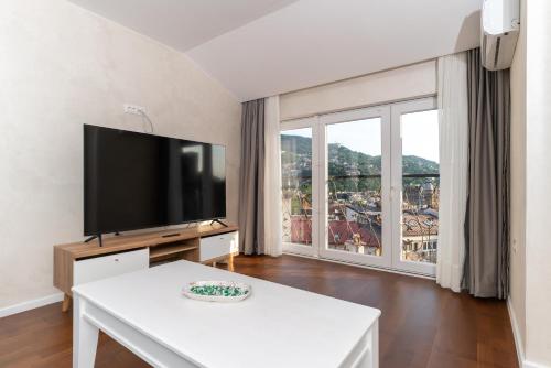 TV o dispositivi per l'intrattenimento presso Ornament Hotel and Apartments