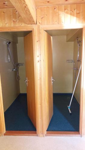 zwei offene Türen in einem Zimmer mit zwei Duschen in der Unterkunft Alla Capanna in Verdasio