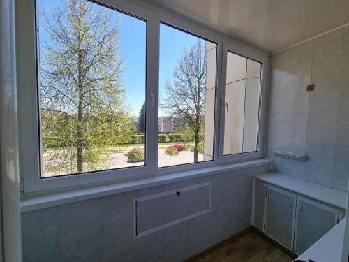 - une salle de bains avec deux fenêtres et une vue sur la cour dans l'établissement Naftininkų g. 8, à Mažeikiai