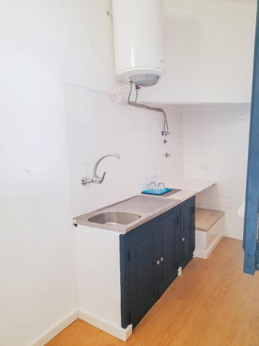 a kitchen with a sink in a room at O Conventinho in Évora