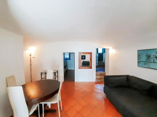 a living room with a table and a couch at O Conventinho in Évora