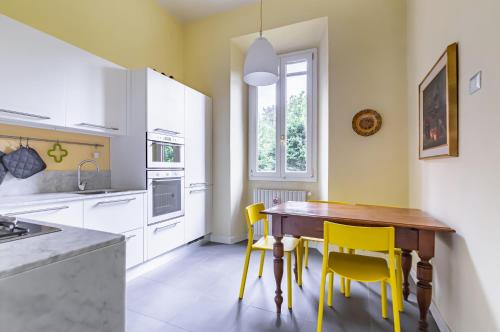 GuestHost - Stibbert & Statuto Elegant Flat with Balcony