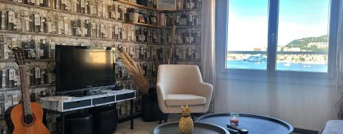 TV o dispositivi per l'intrattenimento presso Appartement entier, climatisé, vue mer