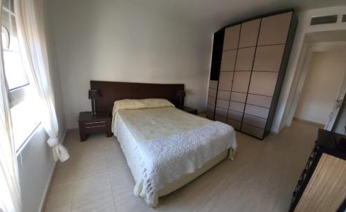 um quarto com uma cama, uma cómoda e um espelho em Aguadulce Normandos em Roquetas de Mar