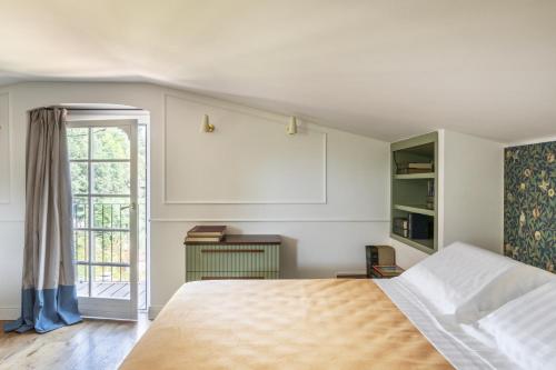 a bedroom with a large bed and a window at Giardini Penelope in Ciampino