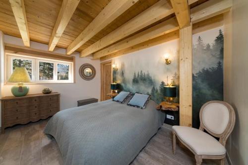 - une chambre avec un lit et un plafond en bois dans l'établissement Home des bois, à Ventron