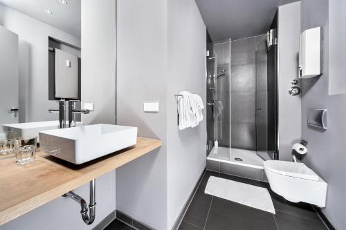 Ett badrum på Art'Appart Suiten - kontaktloser Check-In