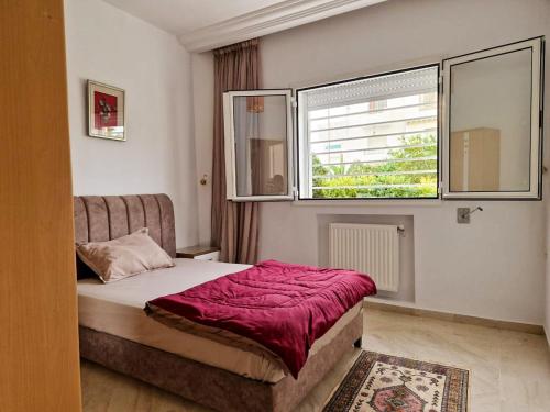 Ένα ή περισσότερα κρεβάτια σε δωμάτιο στο Ennaser Bliss Your Urban Oasis Awaits
