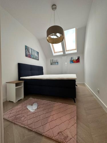 um quarto com uma cama e um tapete rosa em Apartament Górska Osada 21 em Szklarska Poręba